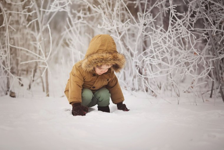 Грустный ребёнок зимой