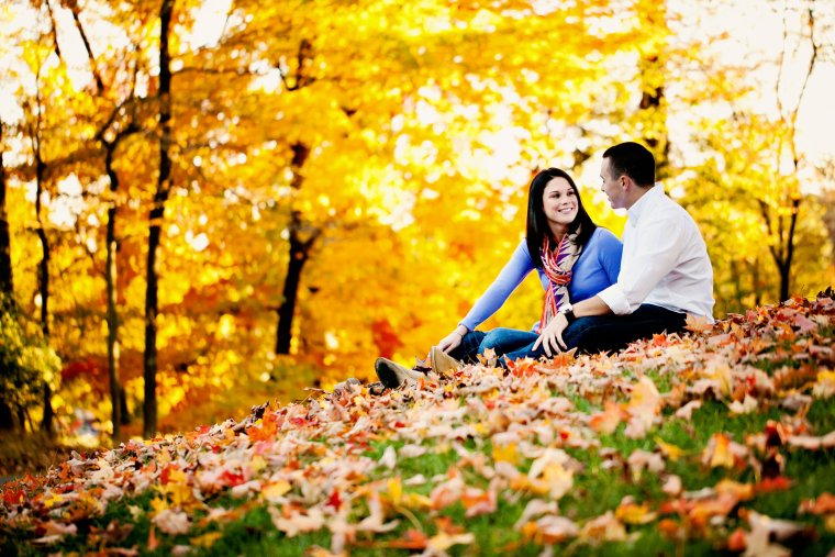 Фотосессия пары осенью в парке
