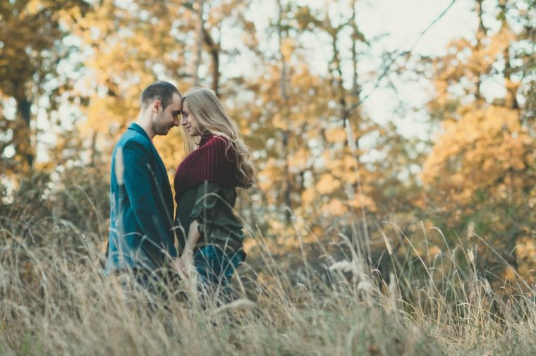 Лав стори на улице осенью