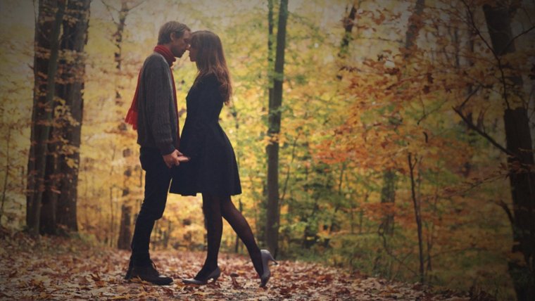 Влюбленные в осеннем парке