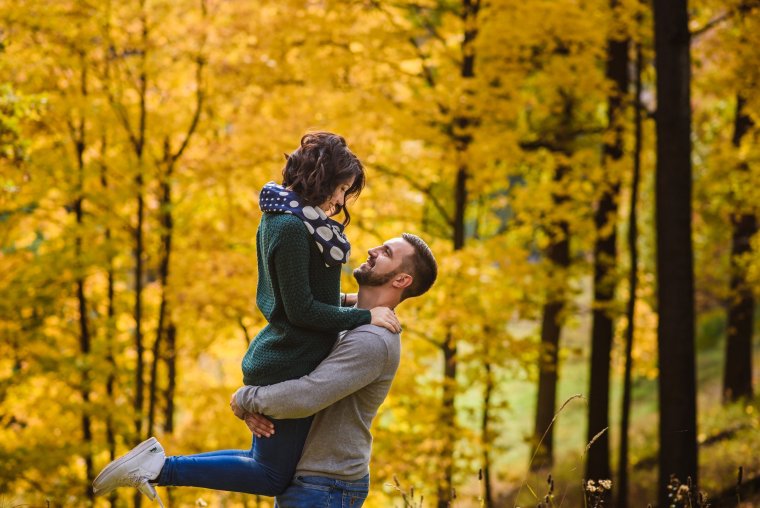 Любовь в осеннем лесу