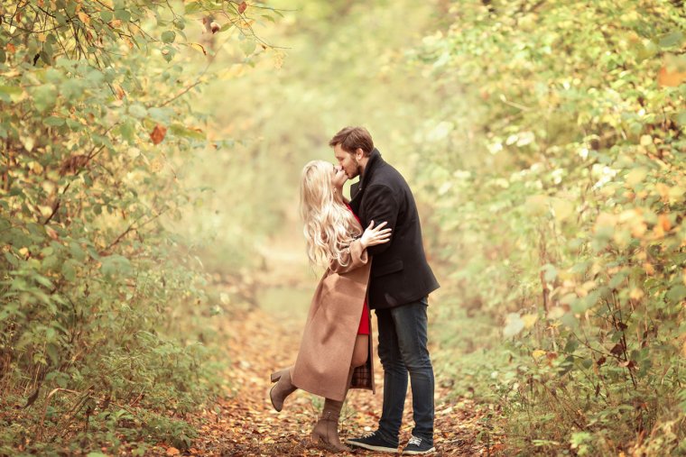 Любовь в осеннем лесу