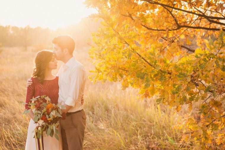 Осенняя фотосессия для пары в лесу