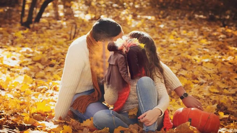 Любовь двух молодых в осеннем сезоне