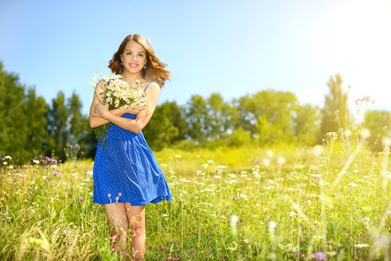 Волнистые волосы девушка на природе