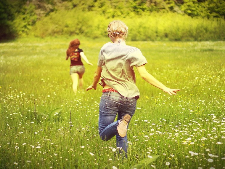 Счастливый ребенок бежит по траве