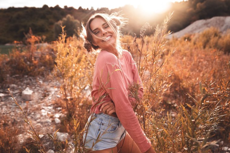 Счастливая девушка на природе