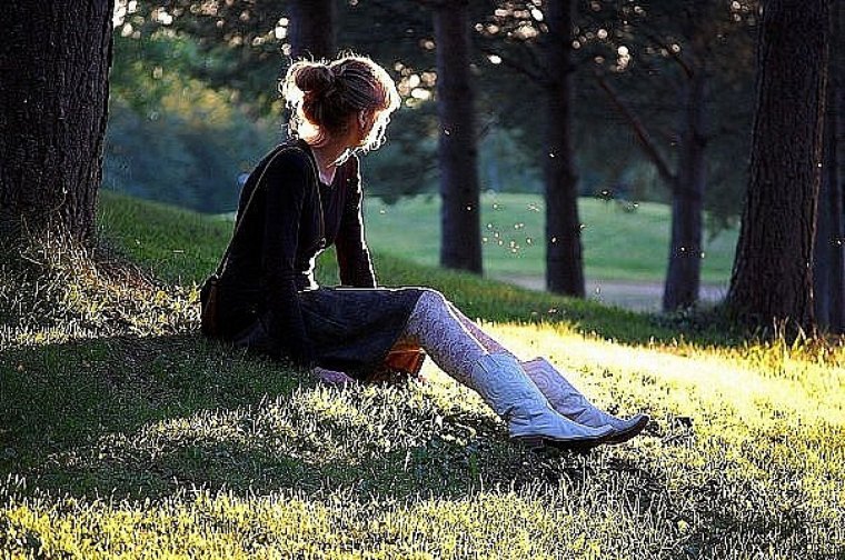 Девушка в весеннем парке