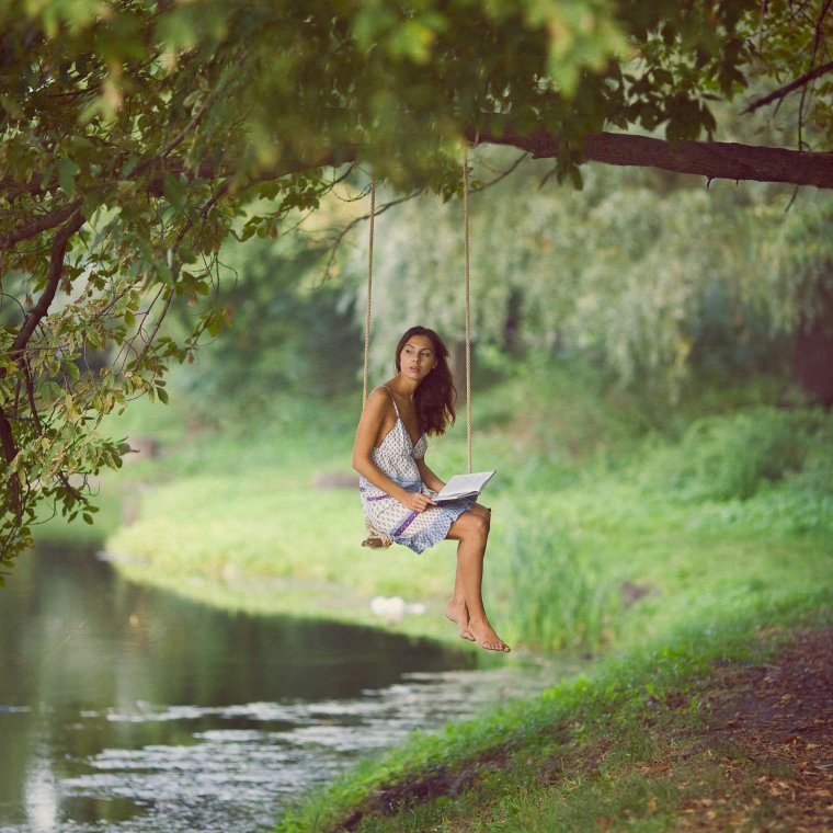 Люди в парке на траве