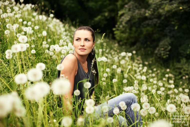 Задумчивая девушка на природе