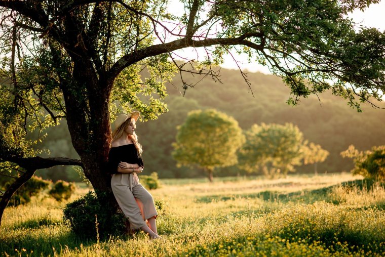 Мама с дочкой в цветущих садах