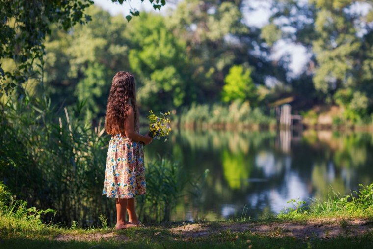 Девушка в платье босиком