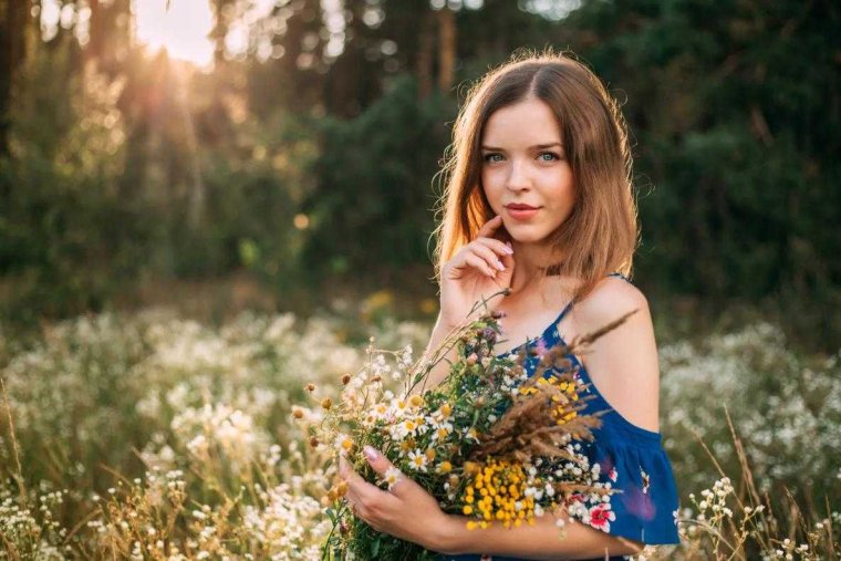 Счастливая семья в лесу