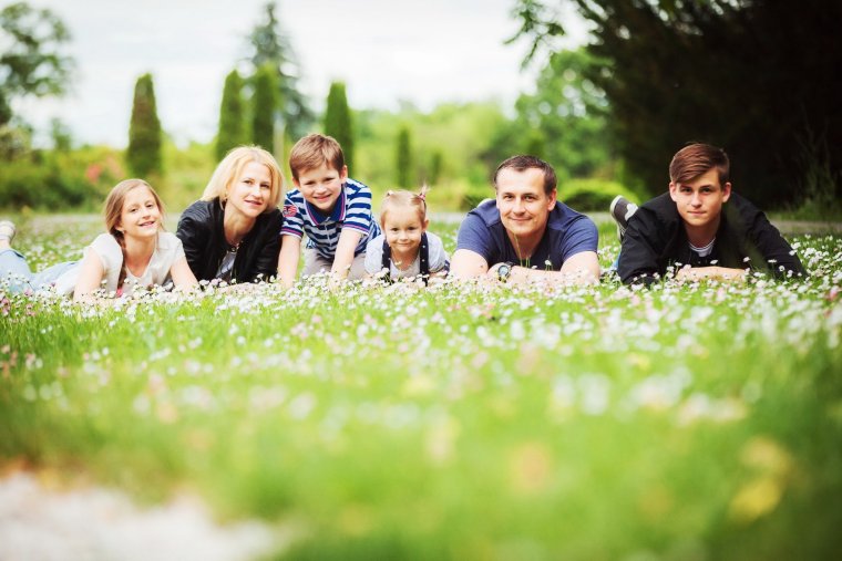 Девушка около дерева