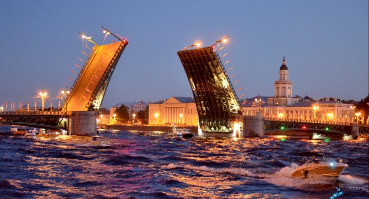 Разводной мост в Санкт-Петербурге ночью