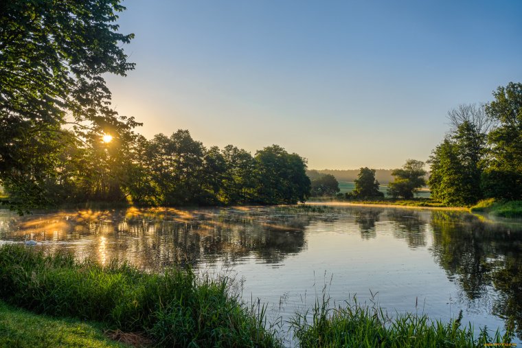 Пейзаж с водоемом