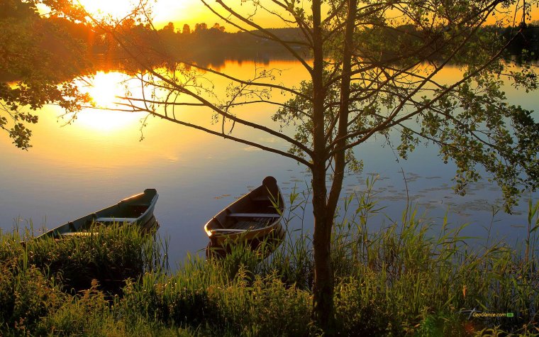 Берег реки вечером