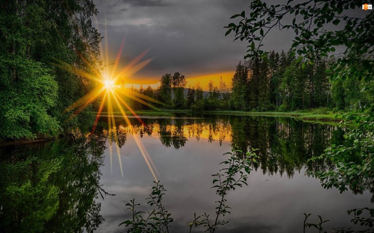 Рассвет над озером