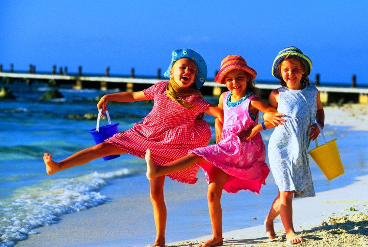 Дети купаются в море