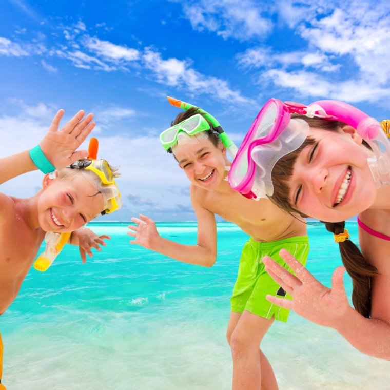 Малыш на море