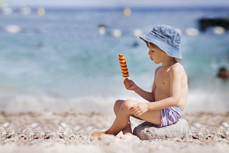 Маленький мальчик на пляже