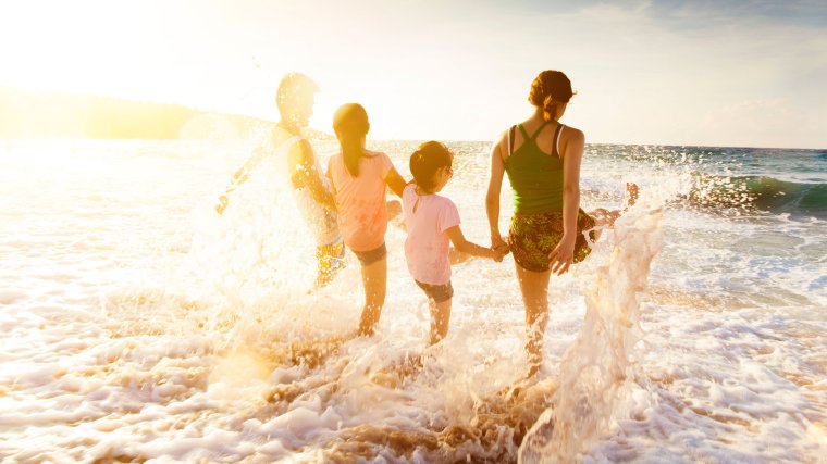 Дети на берегу моря