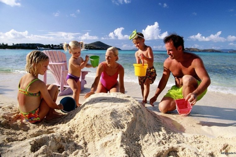 Новорожденный море плеск на волнах с мамой радуются