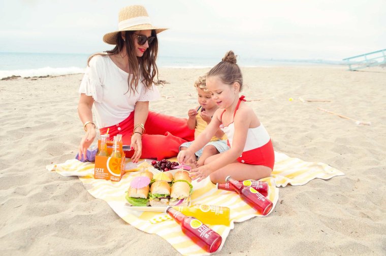 Дети играющие с песком