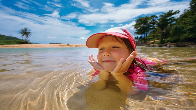 Счастливые дети на море