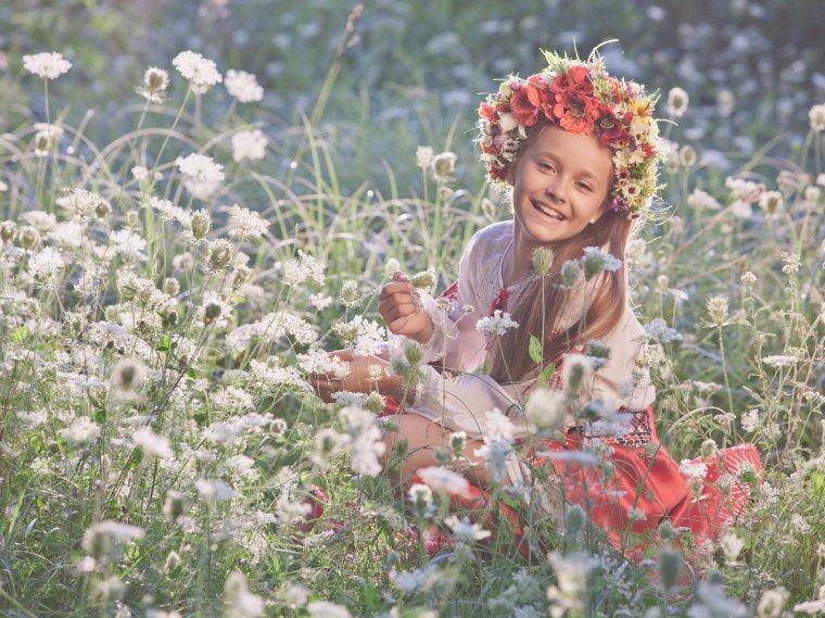 Девочка с полевыми цветами