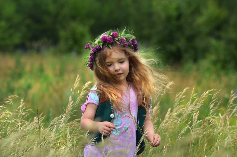 Девочка летом