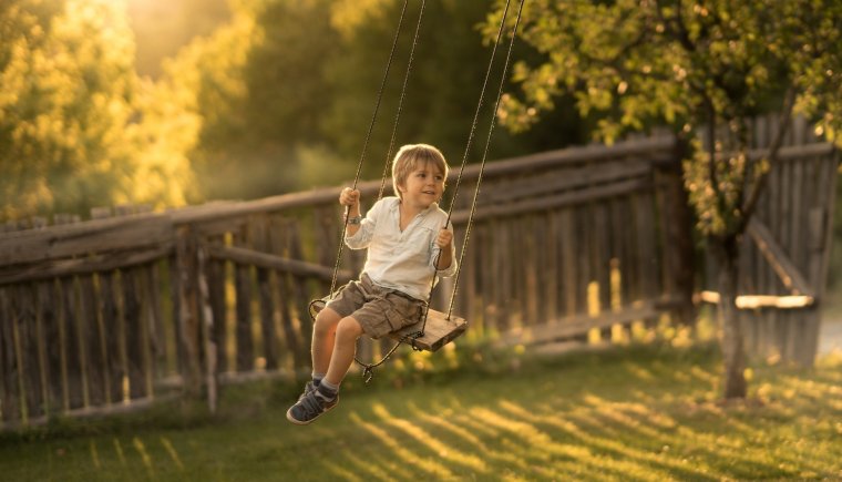 Мальчик на качелях