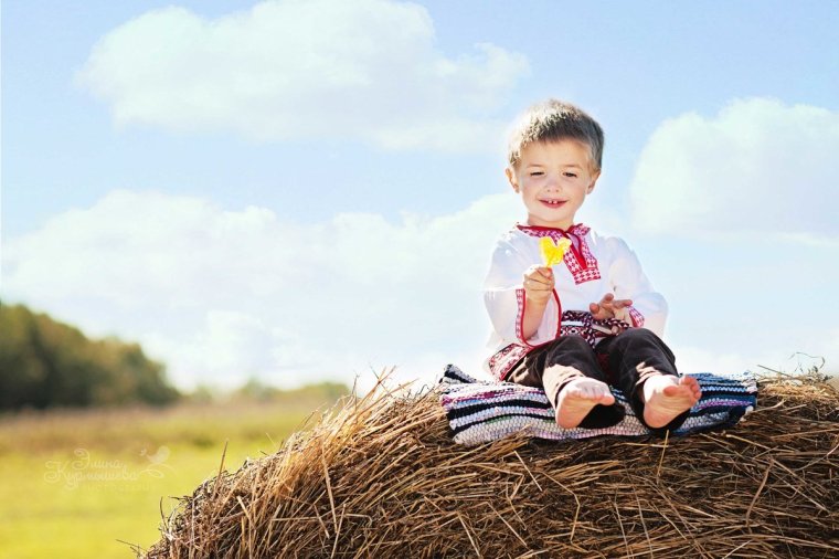 Фотосессия мальчик в деревне