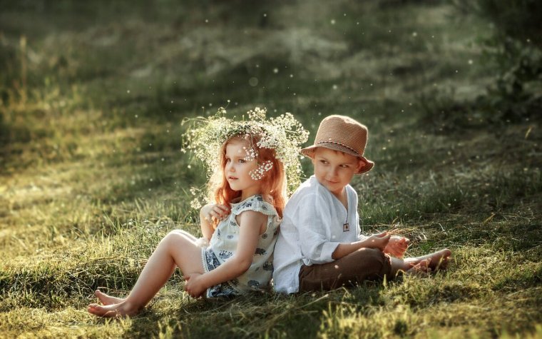 Красивые дети мальчик и девочка