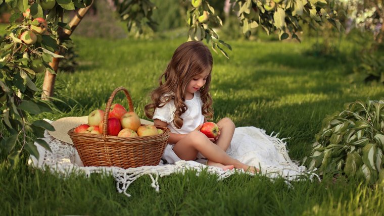 Девочка в яблоневом саду