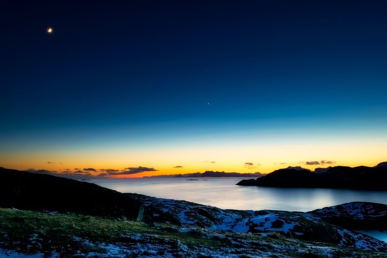 Луна горы море
