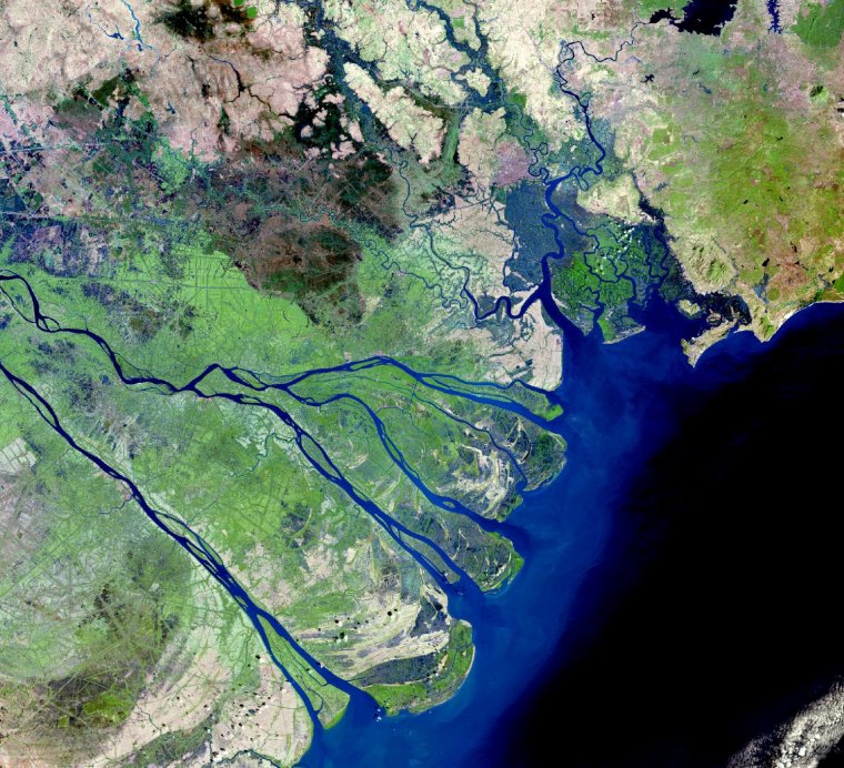 Дельта Волги космоснимок