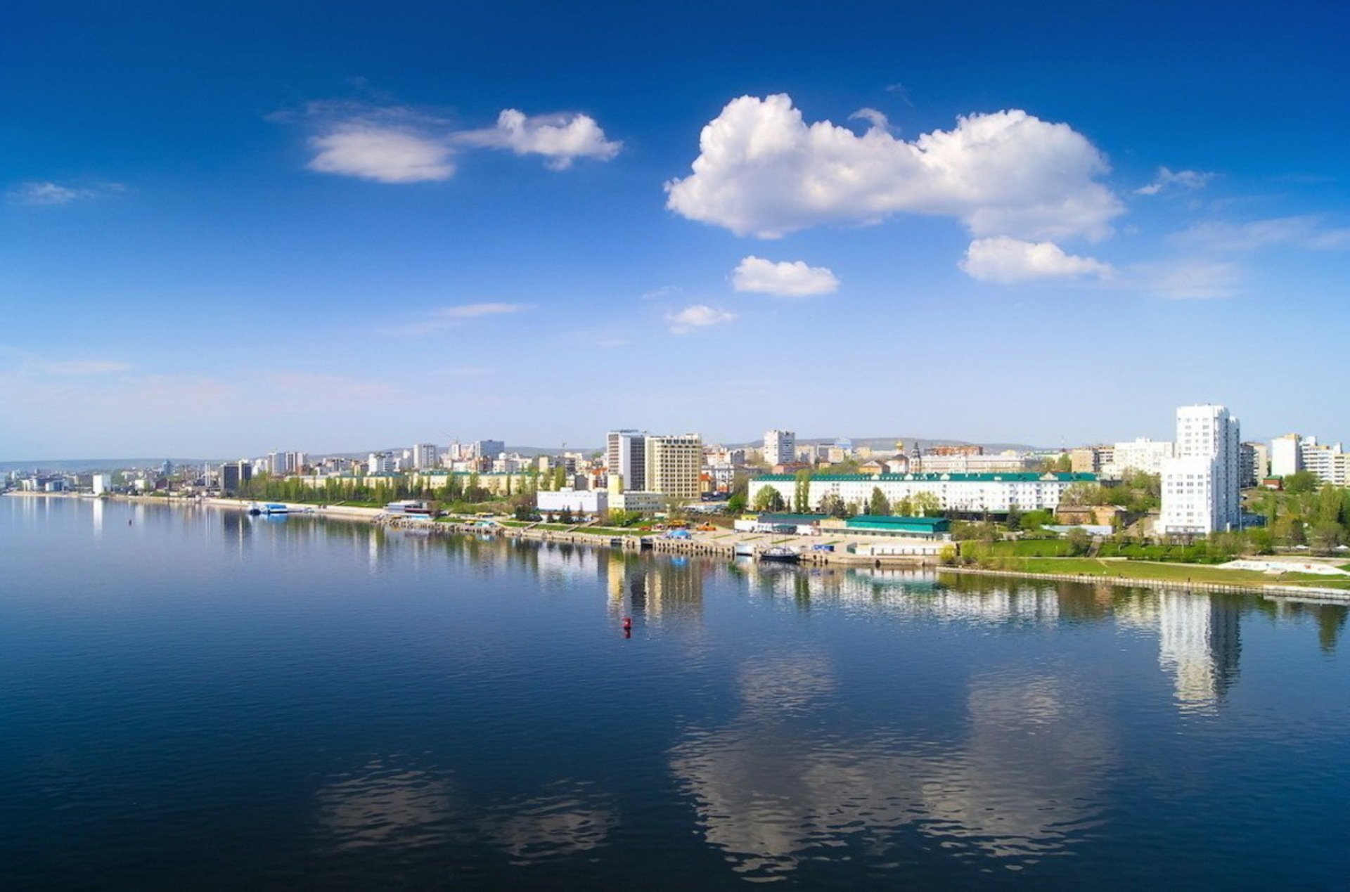 Город саратов регион. Река Волга Саратов. Панорама Саратов. Саратов город на Волге. Саратов вид с Волги.