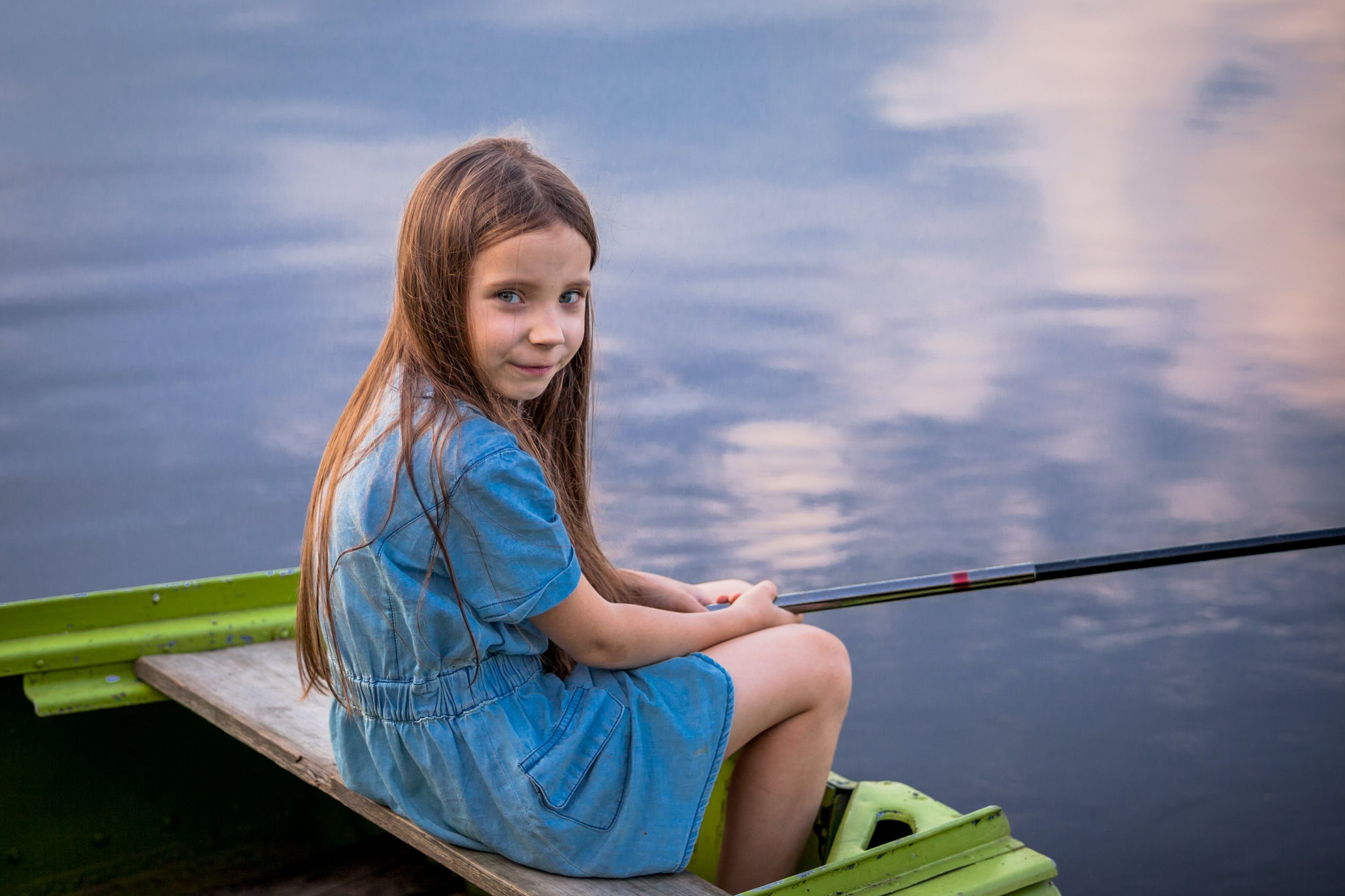Поймал молодую девушку. Девочки на озере. Девочки подростки на озере. Десятилетняя девочка на озере. Дети на озере.