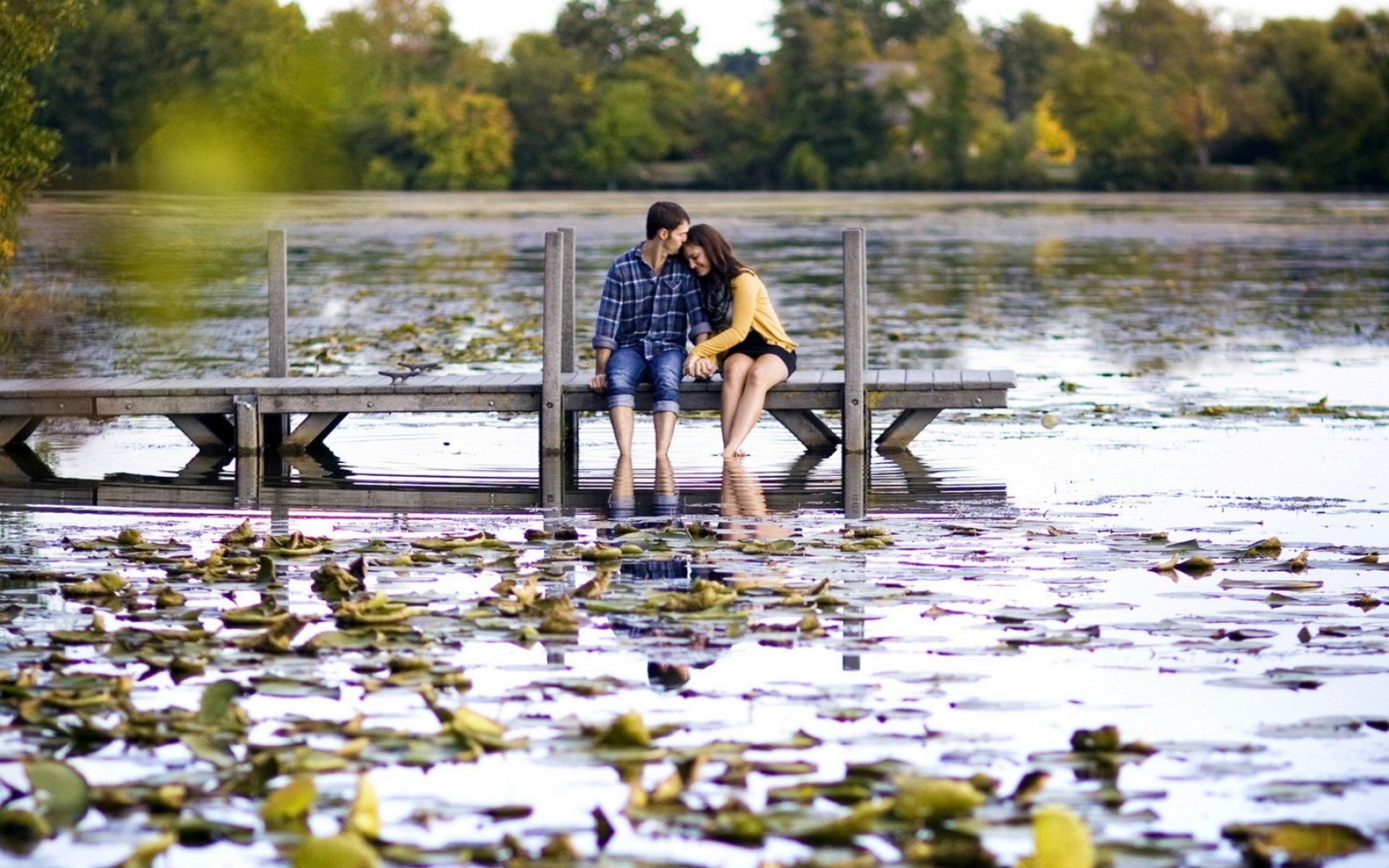 Фильму берегу озера. Фотосессия на озере. Двое на берегу реки. Влюбленные на берегу озера. Влюбленные на берегу реки.