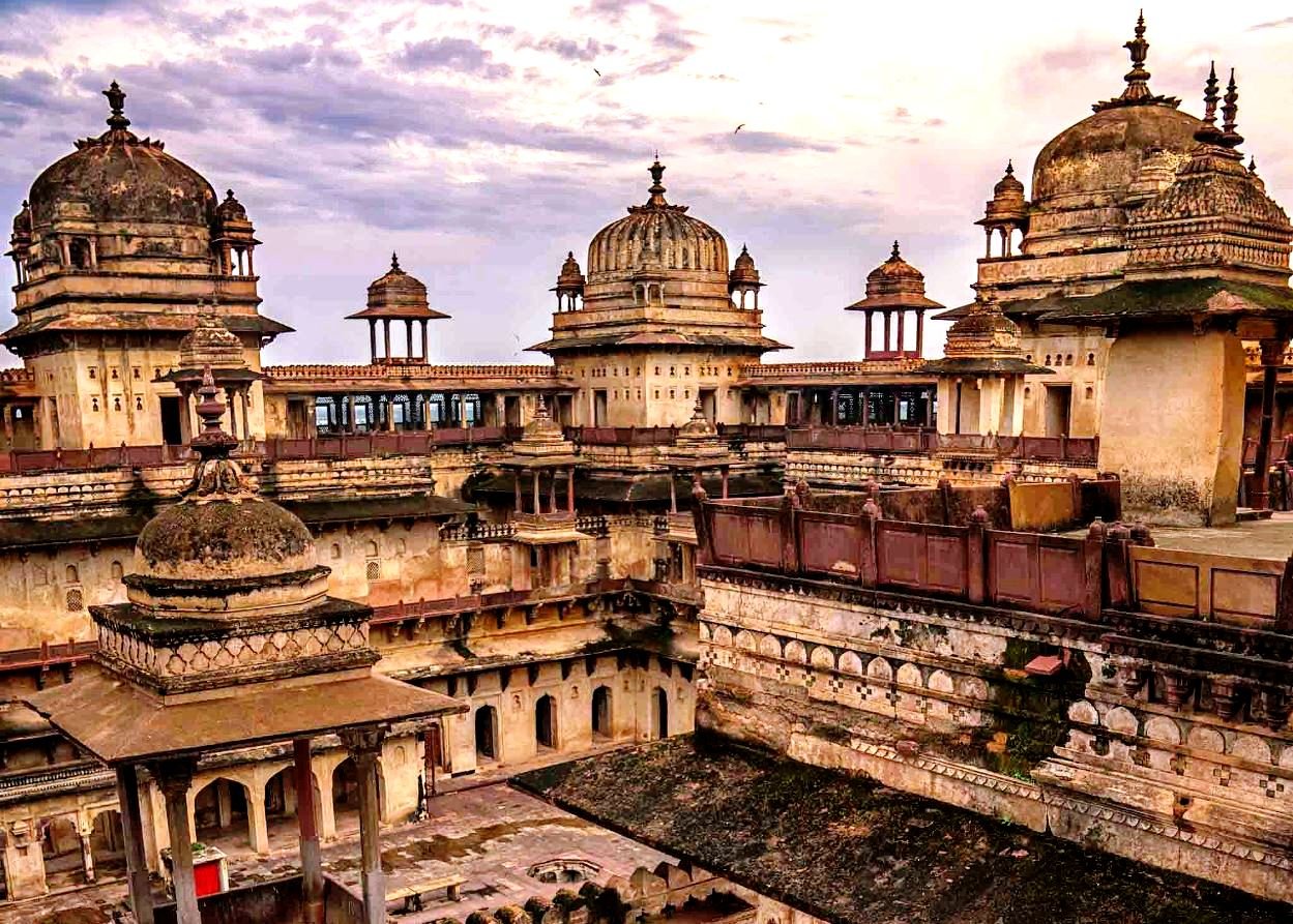 Индия. Орчха Радж Махал Индия. Затерянный город Орчха. Архитектура Индии 16-17 веков. Архитектура Индии 16-18 века.