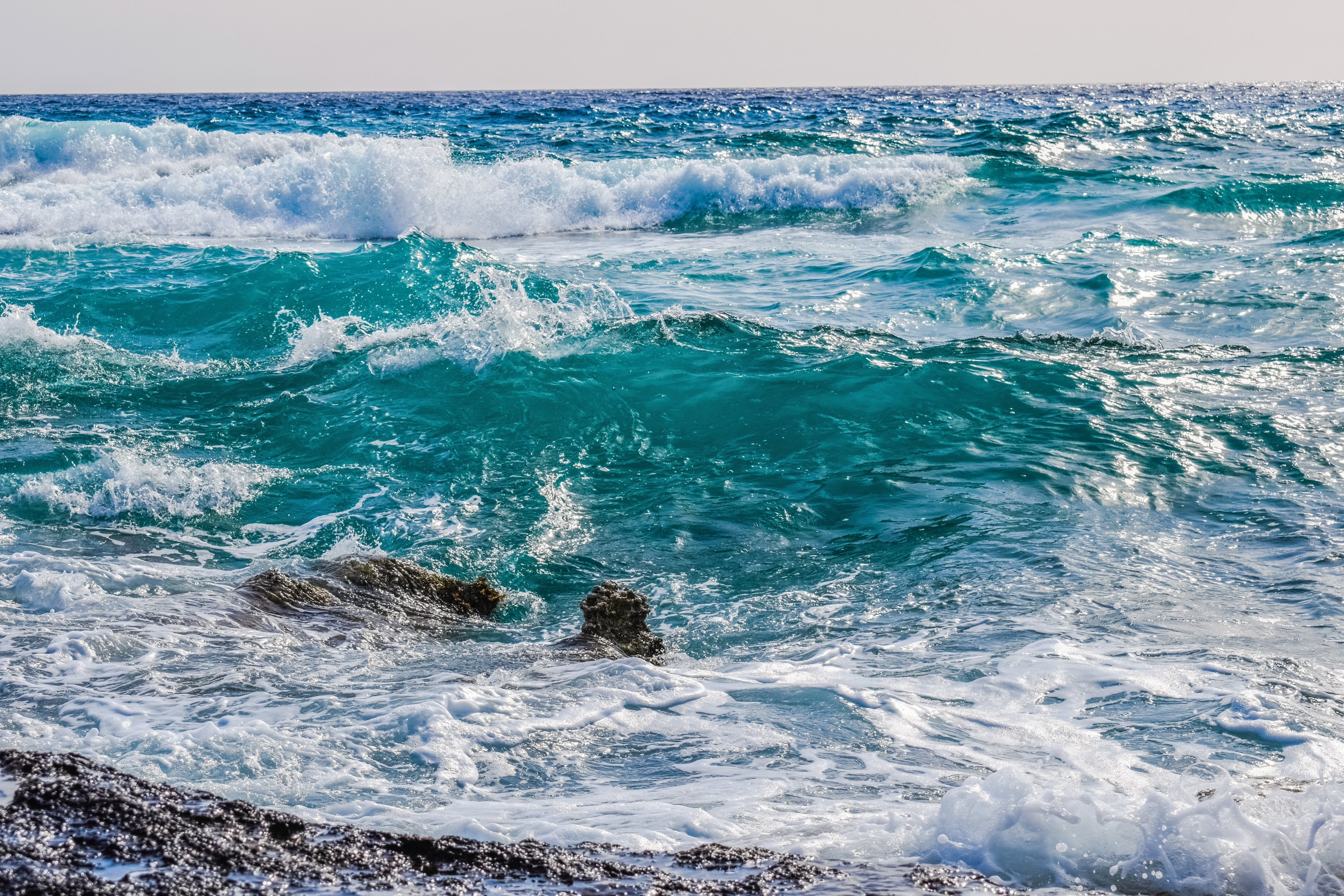 Волна какое море. Морской Прибой Сочи. Море, волны. Квадратные волны в море. Морская пена.