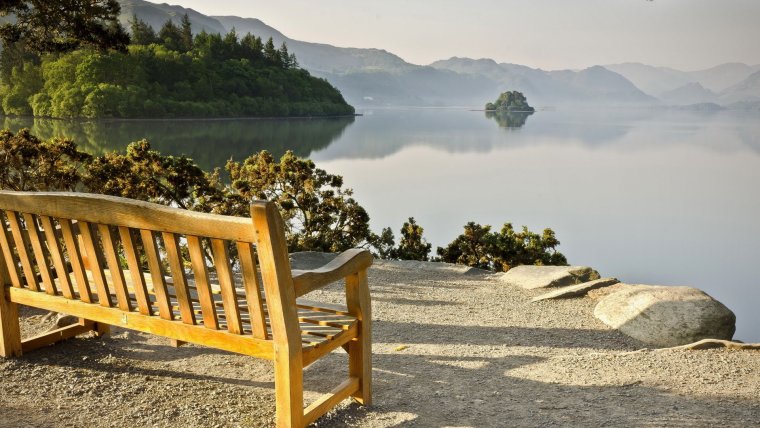 Скамейка на берегу реки