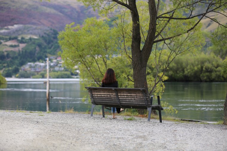 Лавочка на берегу озера