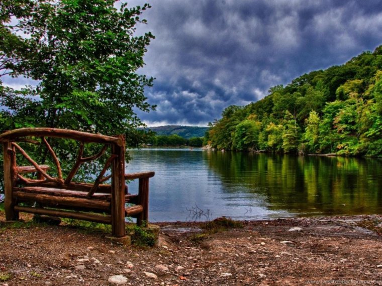 Скамейка на берегу реки