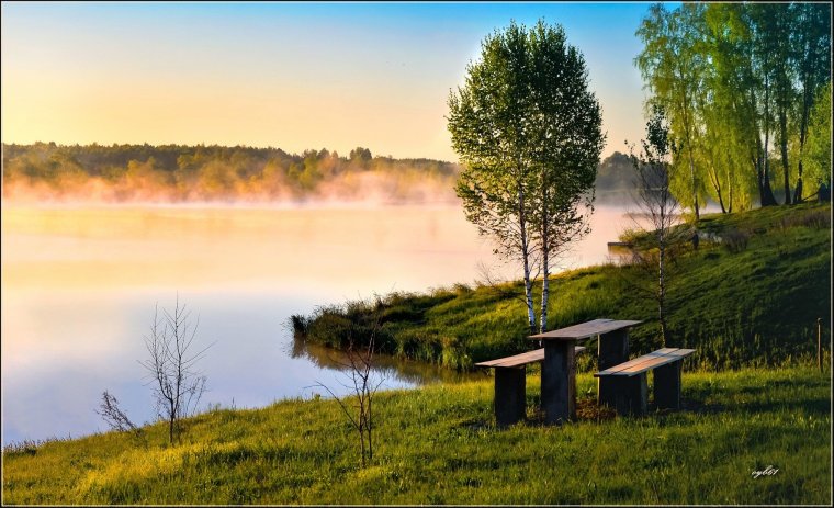 Рассвет в деревне у озера