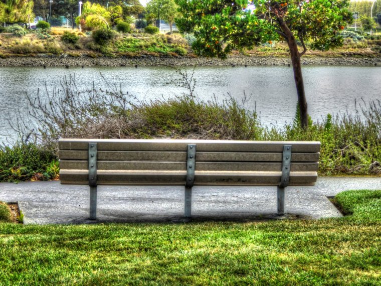 Лавочка у пруда