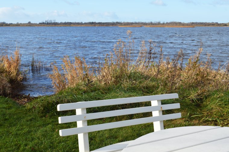 Лавочка у воды