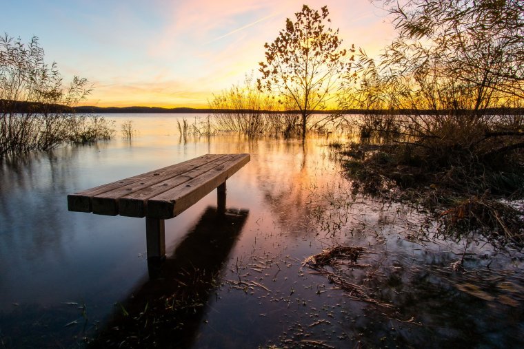 Скамейка у озера
