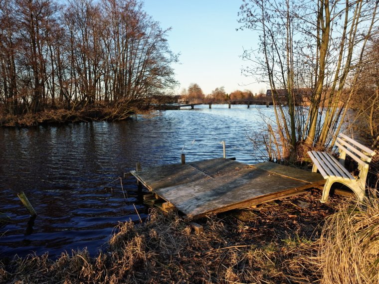 Скамейка на берегу реки